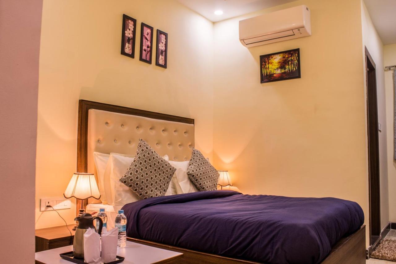 Lav Kush International Hotel Varanasi Esterno foto