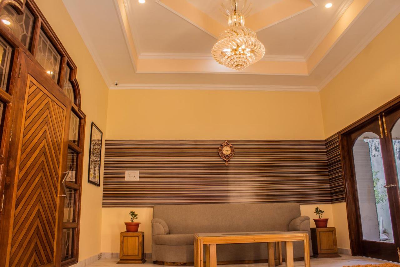 Lav Kush International Hotel Varanasi Esterno foto