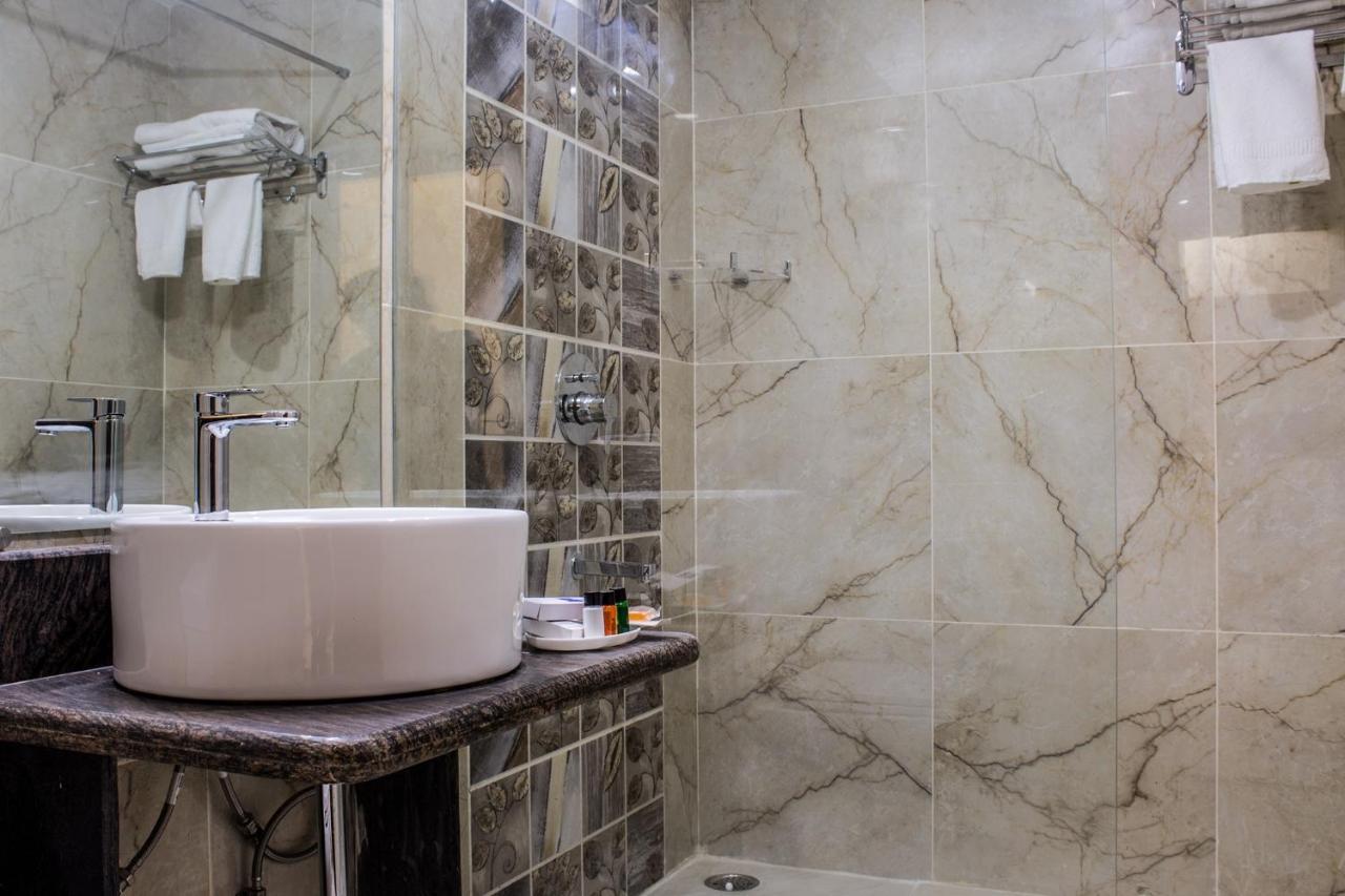 Lav Kush International Hotel Varanasi Esterno foto